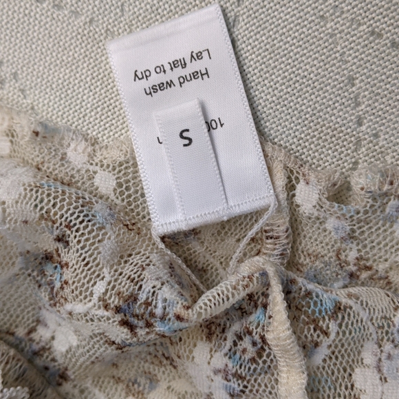 Lulu tank SOLD ON DEPOP - Picture 4 of 4